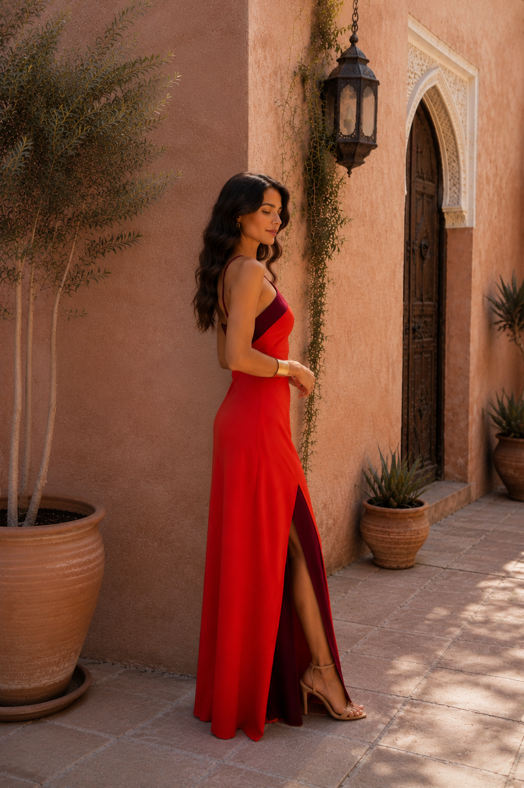 Vestido largo con escote halter y abertura