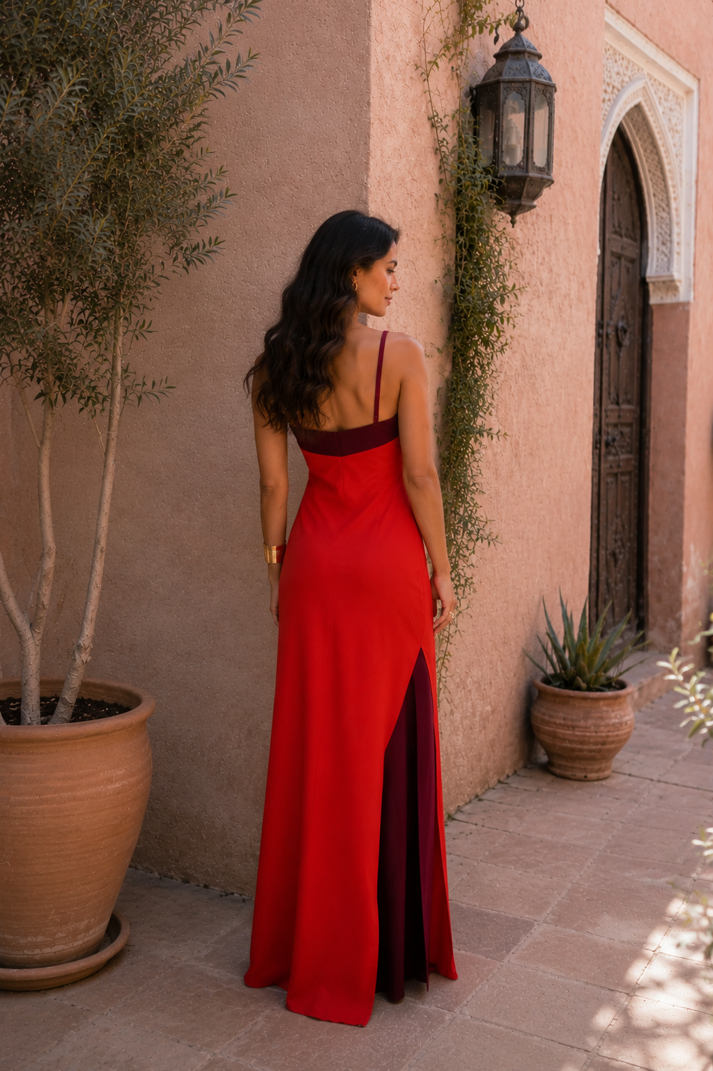 Vestido largo con escote halter y abertura