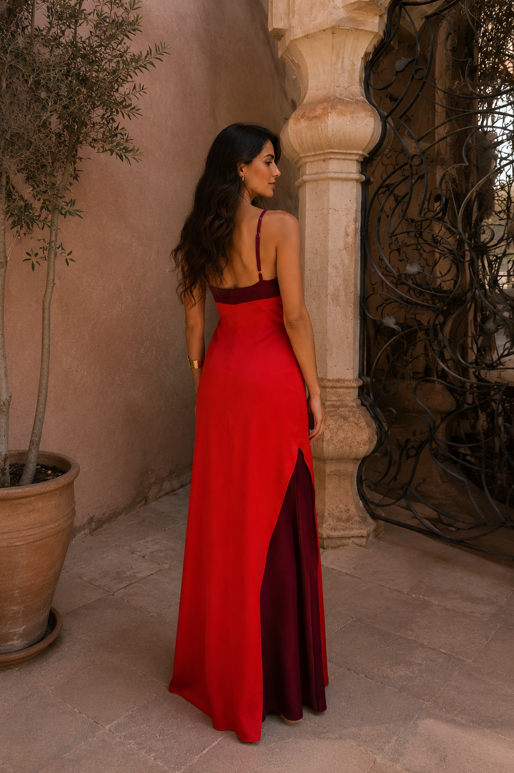Vestido largo con escote halter y abertura