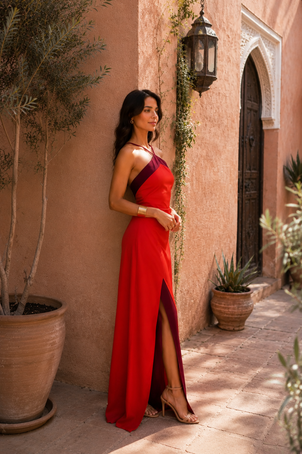 Vestido largo con escote halter y abertura